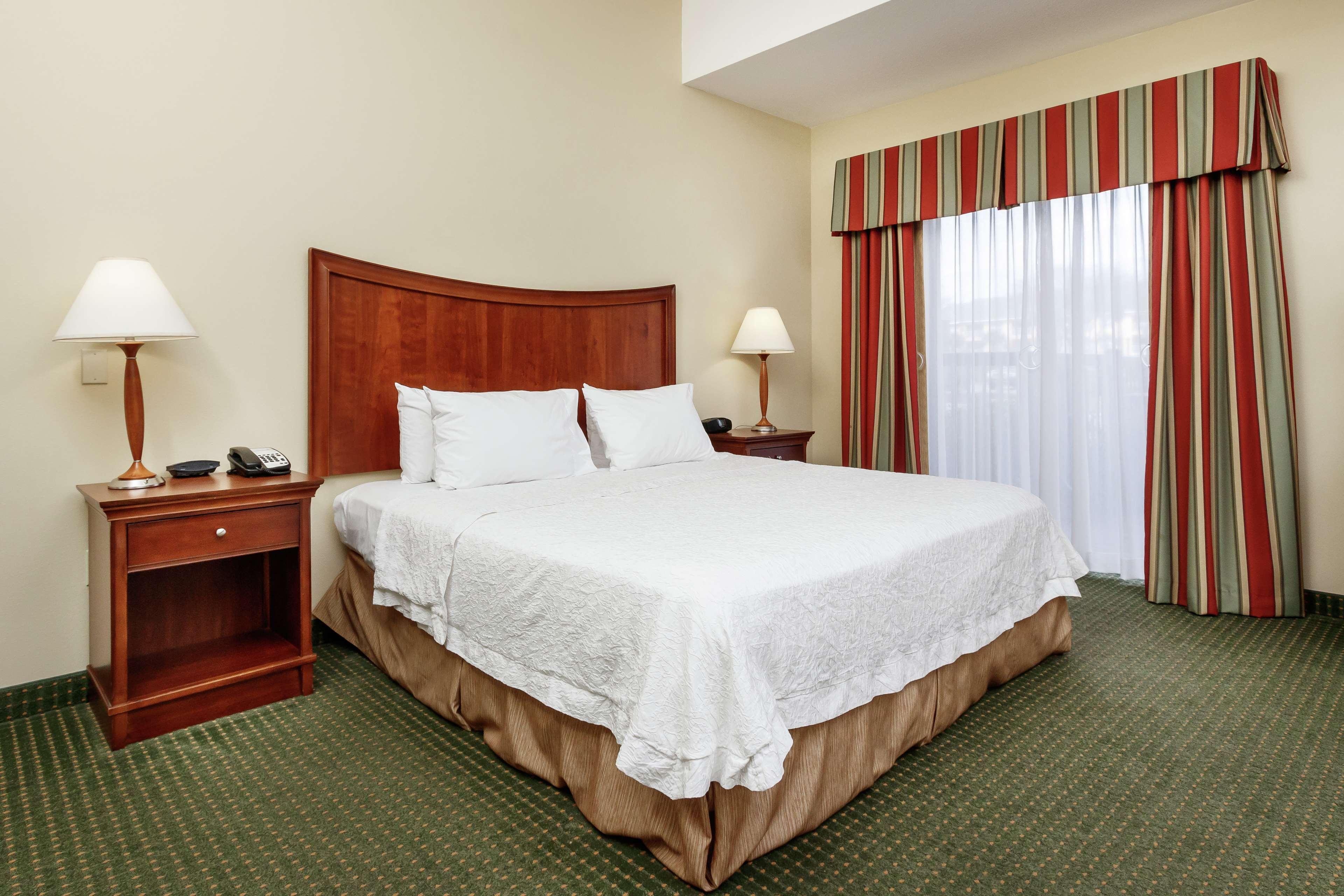Hampton Inn & Suites Наварр Экстерьер фото
