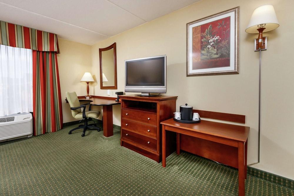 Hampton Inn & Suites Наварр Экстерьер фото