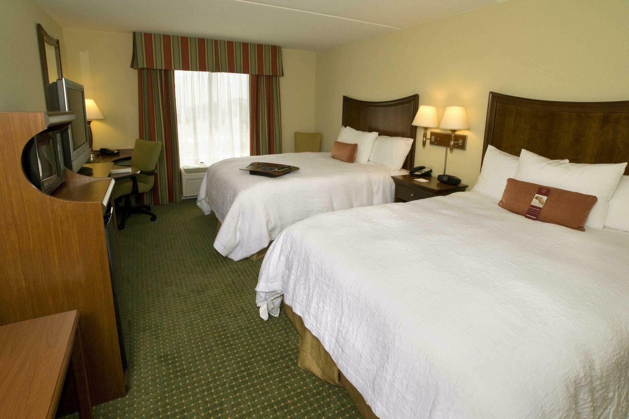 Hampton Inn & Suites Наварр Экстерьер фото